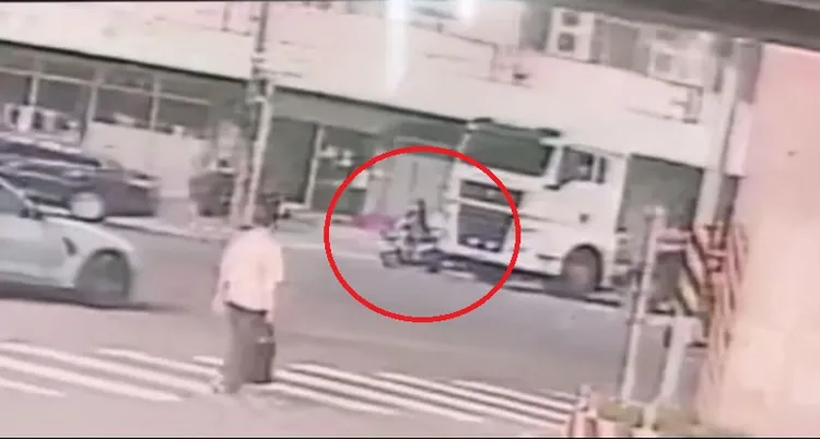 大貨車右轉時撞上機車。民眾提供