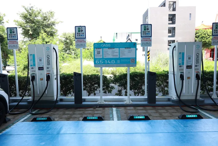 EVOASIS臺南市快充站建置專案首批 6 站 18 槍 180kW 上線，全案於 7 大要道佈建 22 槍，據點多在主幹道與熱門精華區無閘門公有停車場。業者提供