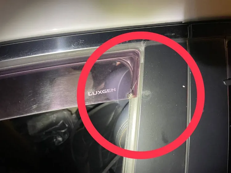 車輛遭徒手攻擊毀損。警方提供