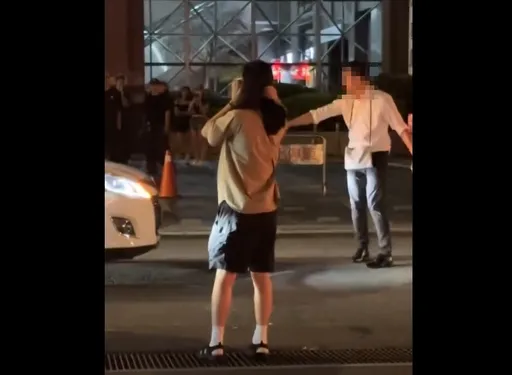 酒空男在一蘭拉麵前肉身擋車飛踢 嗆「來撞我啊!」下場慘了