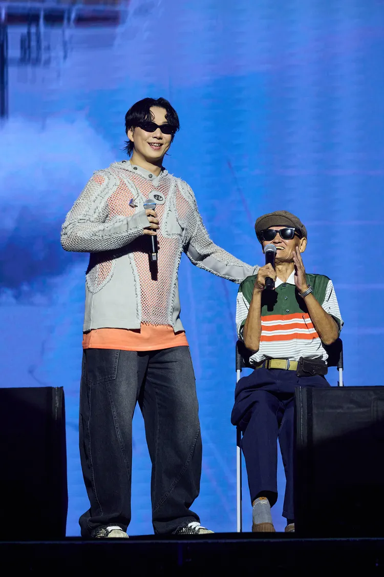 蕭煌奇（左）與李炳輝合唱新歌《輝煌旅行社》，舞台氛圍熱鬧溫馨。黑色吉他Ｘ華納音樂提供