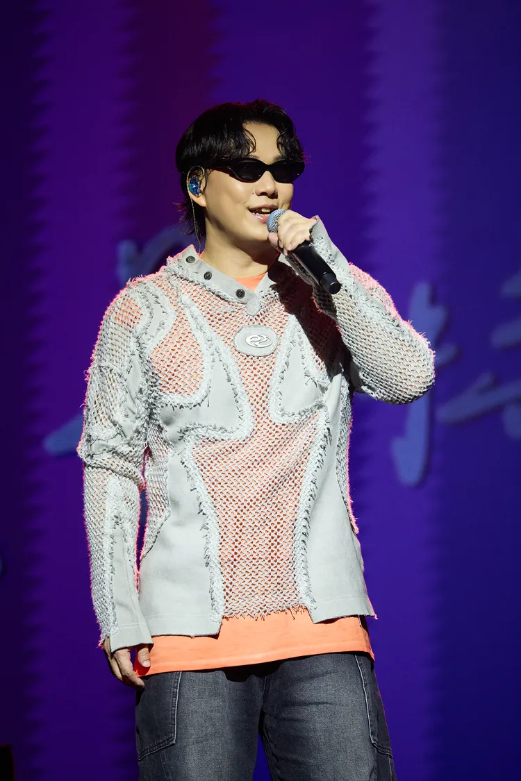 蕭煌奇慶生開唱不忘展現地獄哏魅力。黑色吉他Ｘ華納音樂提供