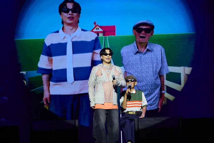 蕭煌奇（左）意外爆料李炳輝78歲年齡。黑色吉他Ｘ華納音樂提供