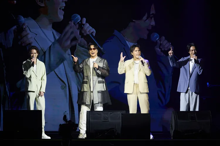 蕭煌奇（左2）被李吳兄弟認親叫「蕭爸爸」。黑色吉他Ｘ華納音樂提供