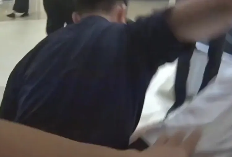 廖女攻擊警員現場遭到壓制。警方提供