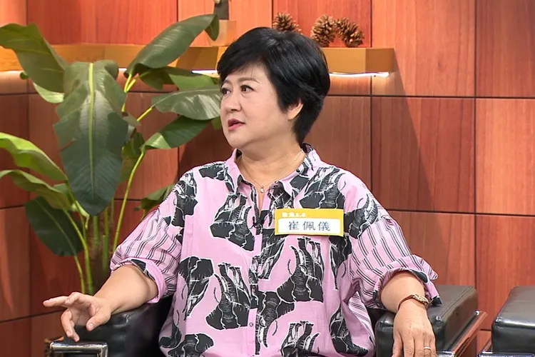 崔佩儀回憶母親曾因腦溢血險奪命。年代提供