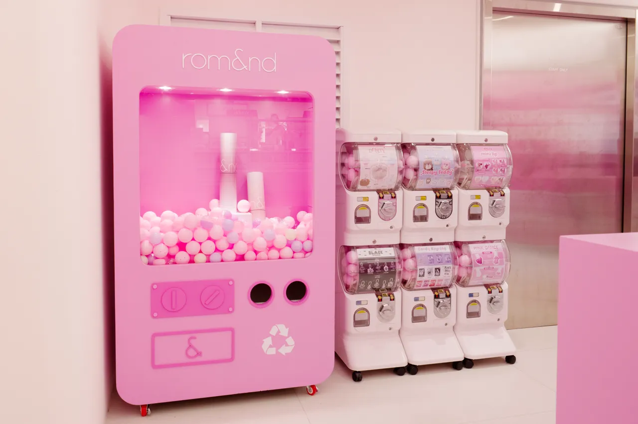 rom&nd PINK OFFICE快闪店消费满额,可体验扭蛋活动。品牌提供