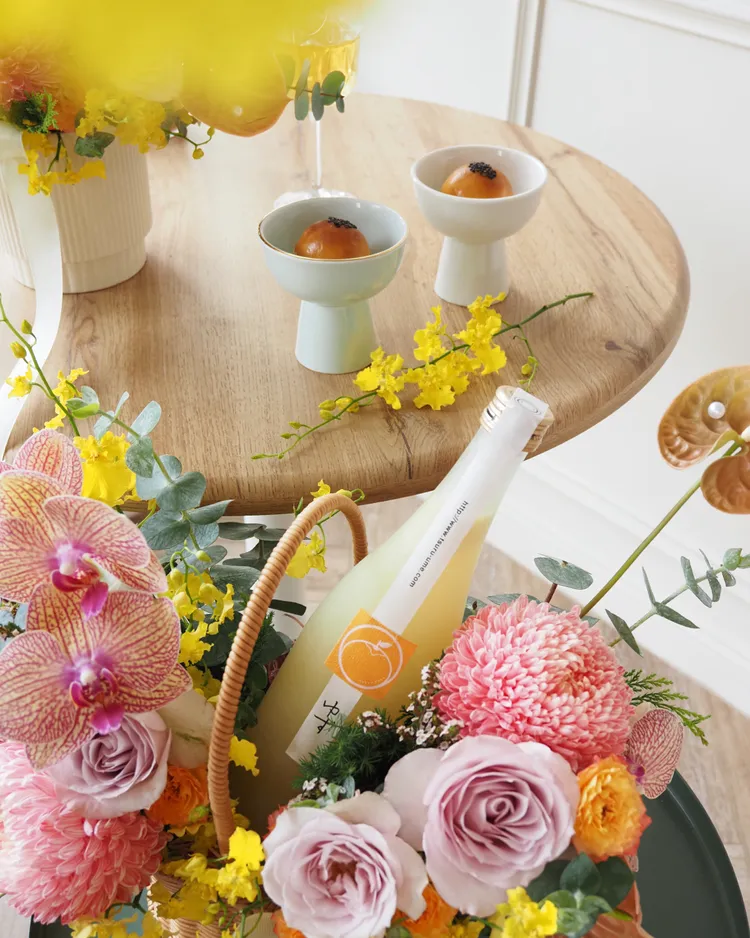 「月映金秋·柚香團圓提籃花禮」（鶴梅柚子酒 720ml）建議售價4,540元。業者提供