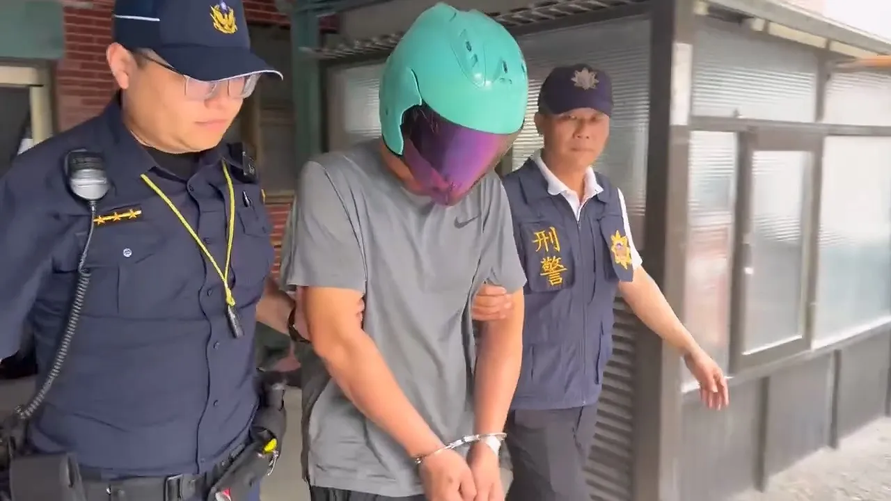 开车逆撞康桥车队造成7名学生轻重伤的毒虫萧文荣,一审被判刑6年8月。资料照