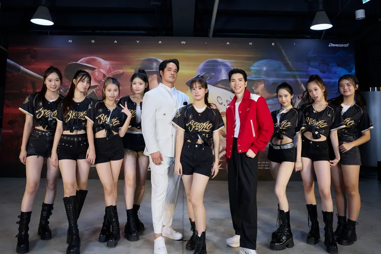 蕭敬騰與林智勝父女兒、舞團合影。喜鵲娛樂提供