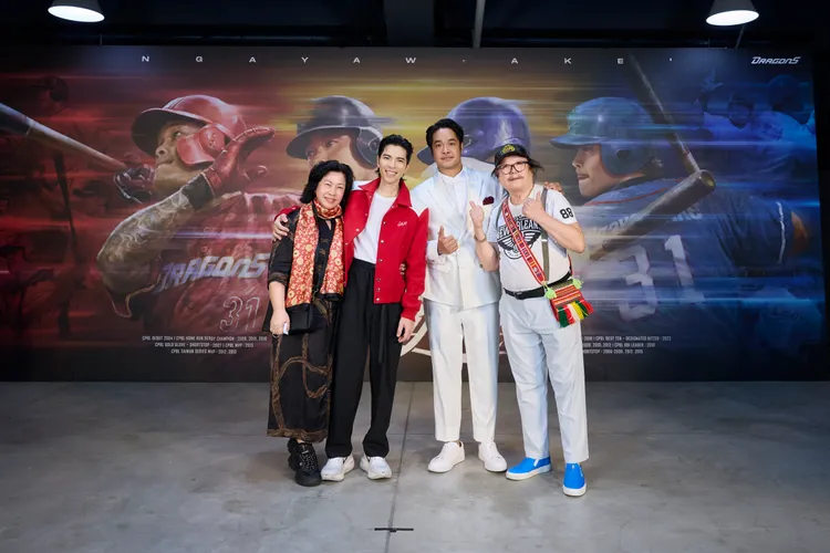 蕭爸媽與林智勝一同合影。喜鵲娛樂提供