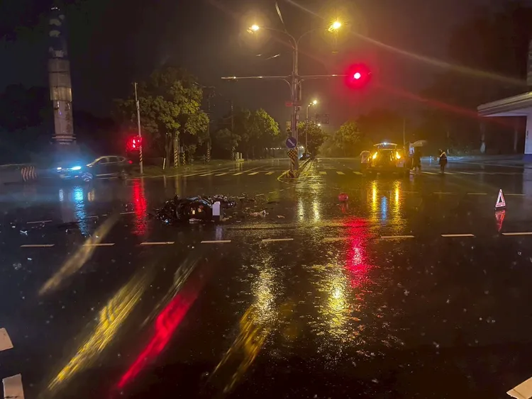 事故發生在苗栗市北勢大橋南端的經國路、中華路口。民眾提供