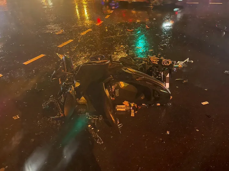 林姓軍人的機車被撞成廢鐵。民眾提供