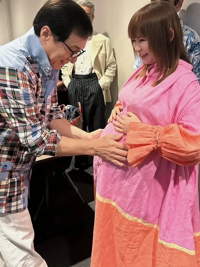 中川翔子上月获偶像成龙加持孕肚。翻摄中川翔子IG
