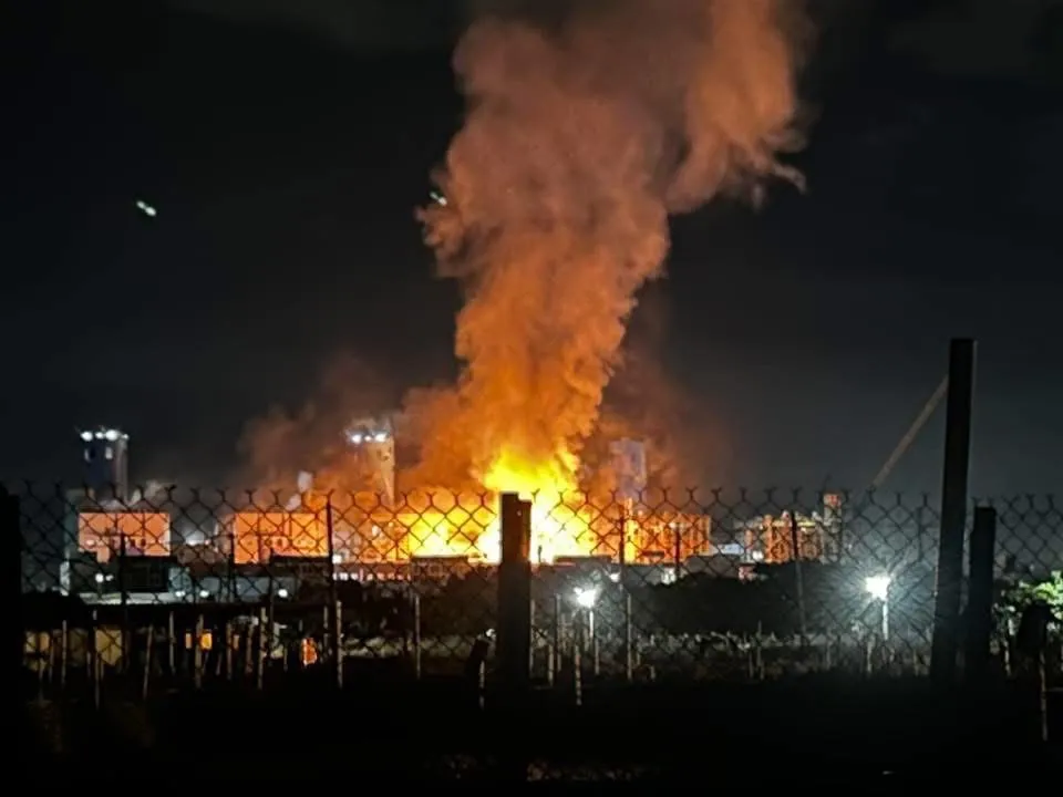 高雄兴达电厂爆炸。翻摄画面