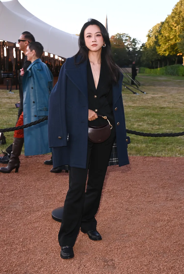 湯唯整理風格瀟灑，但低胸剪裁流露不經意的性感。品牌提供