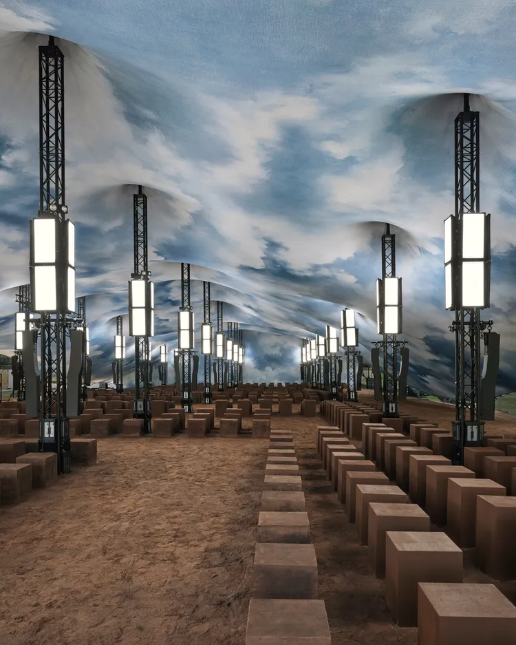 BURBERRY藍天白雲的秀篷是由風衣面料製成。品牌提供