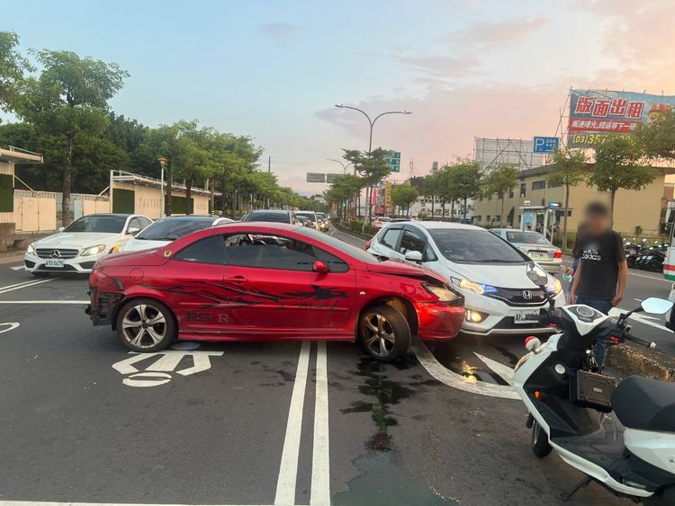 疑因駕駛恍神　小客車逆向撞上對向停等紅燈小客車