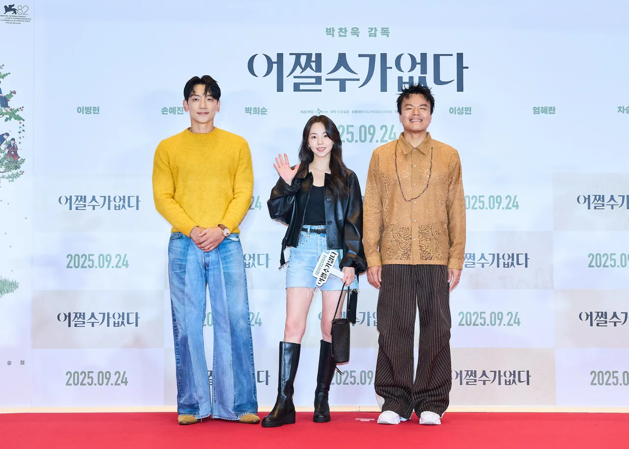 Rain(左起)、安昭熙、朴轸永一起合照。龙祥电影提供