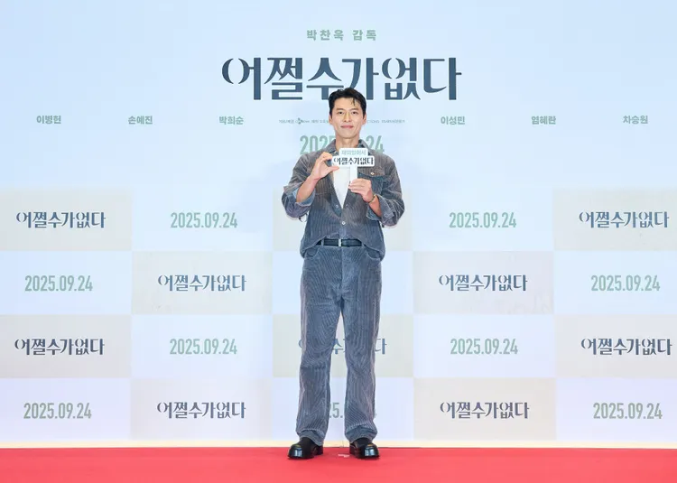 玄彬不搶主角風采，婉拒比臉頰愛心，倒是對著《徵人啟弒》的牌子比出半邊愛心。龍祥電影提供