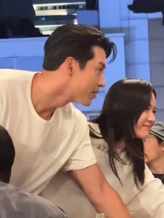 玄彬（左）《徵人啟弒》試映會後留到慶功宴，跟孫藝真一起向演員群問候致意。翻攝IG