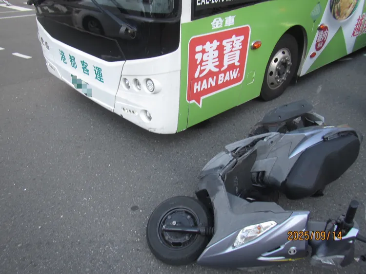 75歲翁闖紅燈撞公車，又未禮讓行人，經面臨大額罰單。翻攝畫面