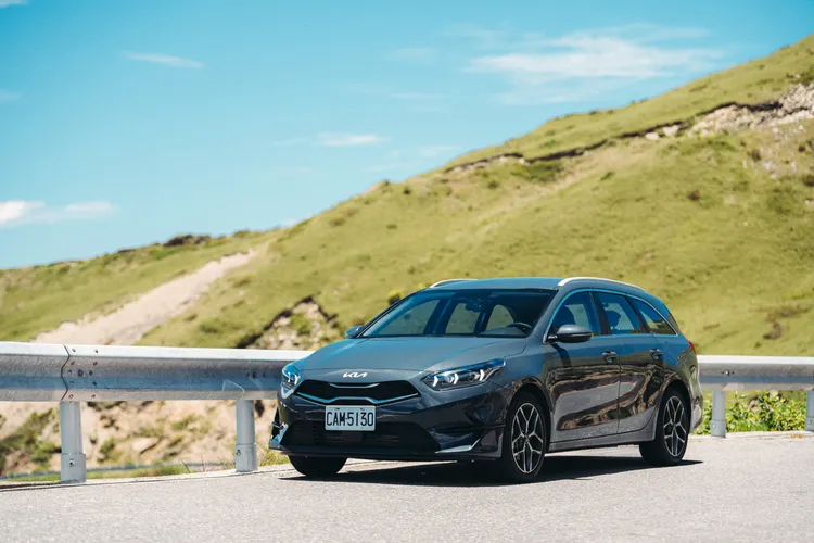 Ceed Sportswagon五月上市首批百台完售，已爭取配額現車同樣適用貨物稅新政策，本月入主即享80萬0利率方案及總價值逾30,000元的前瞻配備組。業者提供