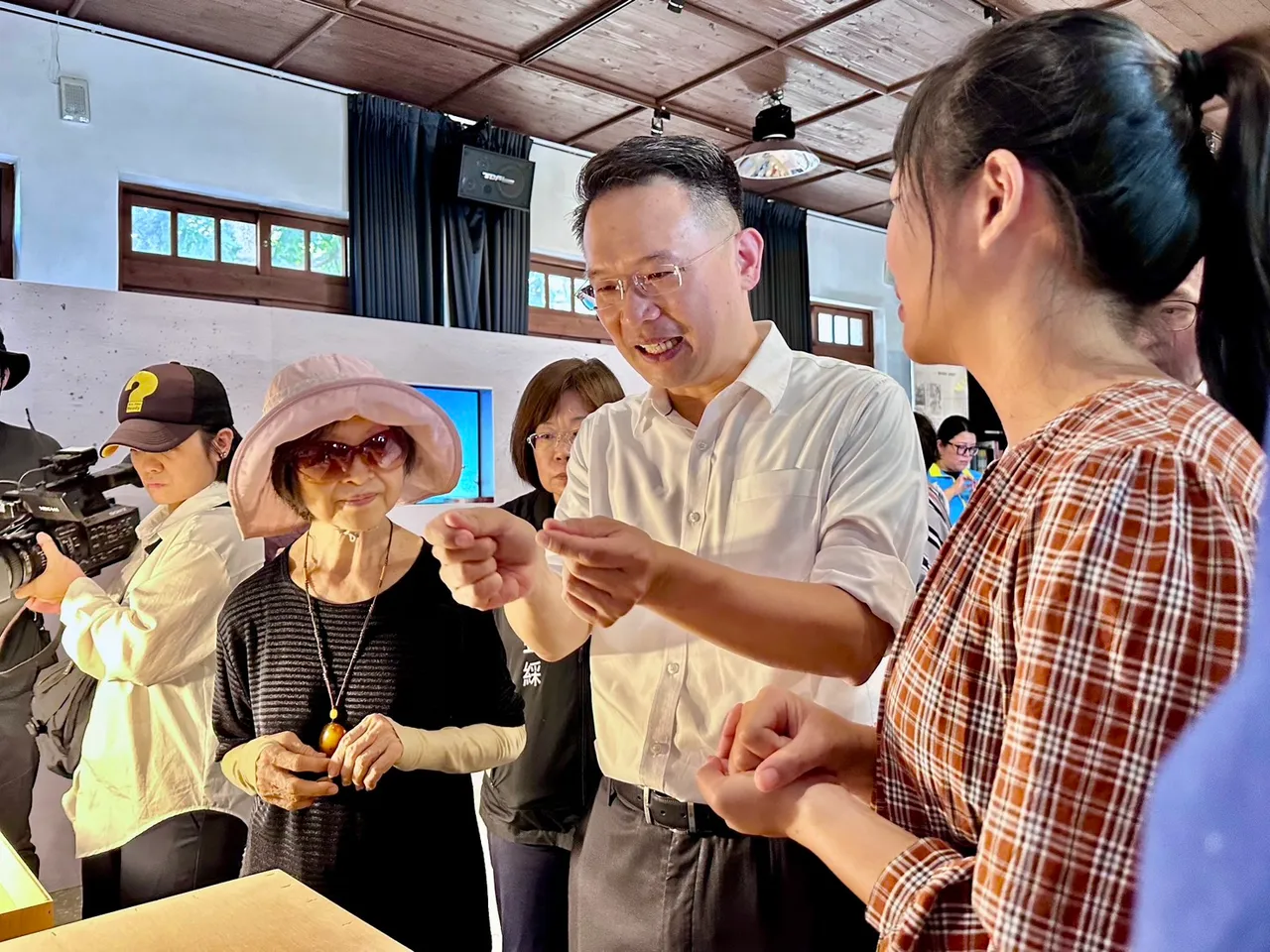 苏俊宾肯定龙潭在台湾文学的地位,和艺术家们就交流绘画的过程跟经验分享。客家局提供
