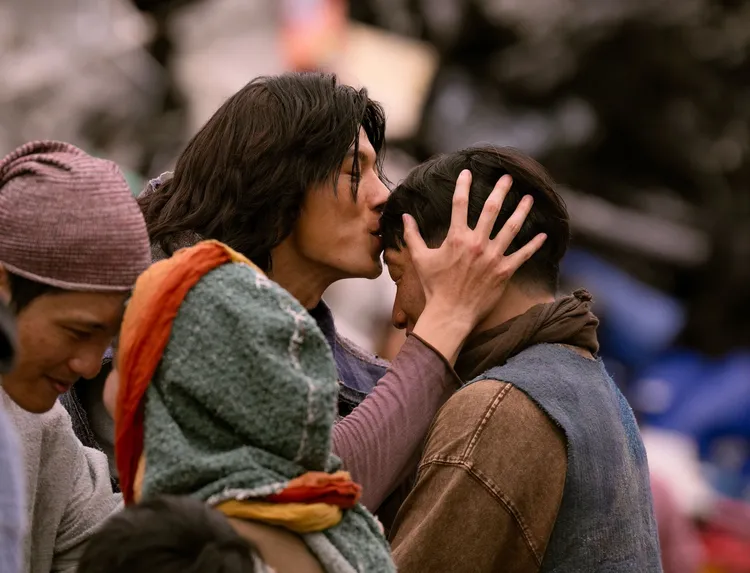 許光漢在片中會透過「親額頭」動作來表達感謝或給予祝福。甲上提供