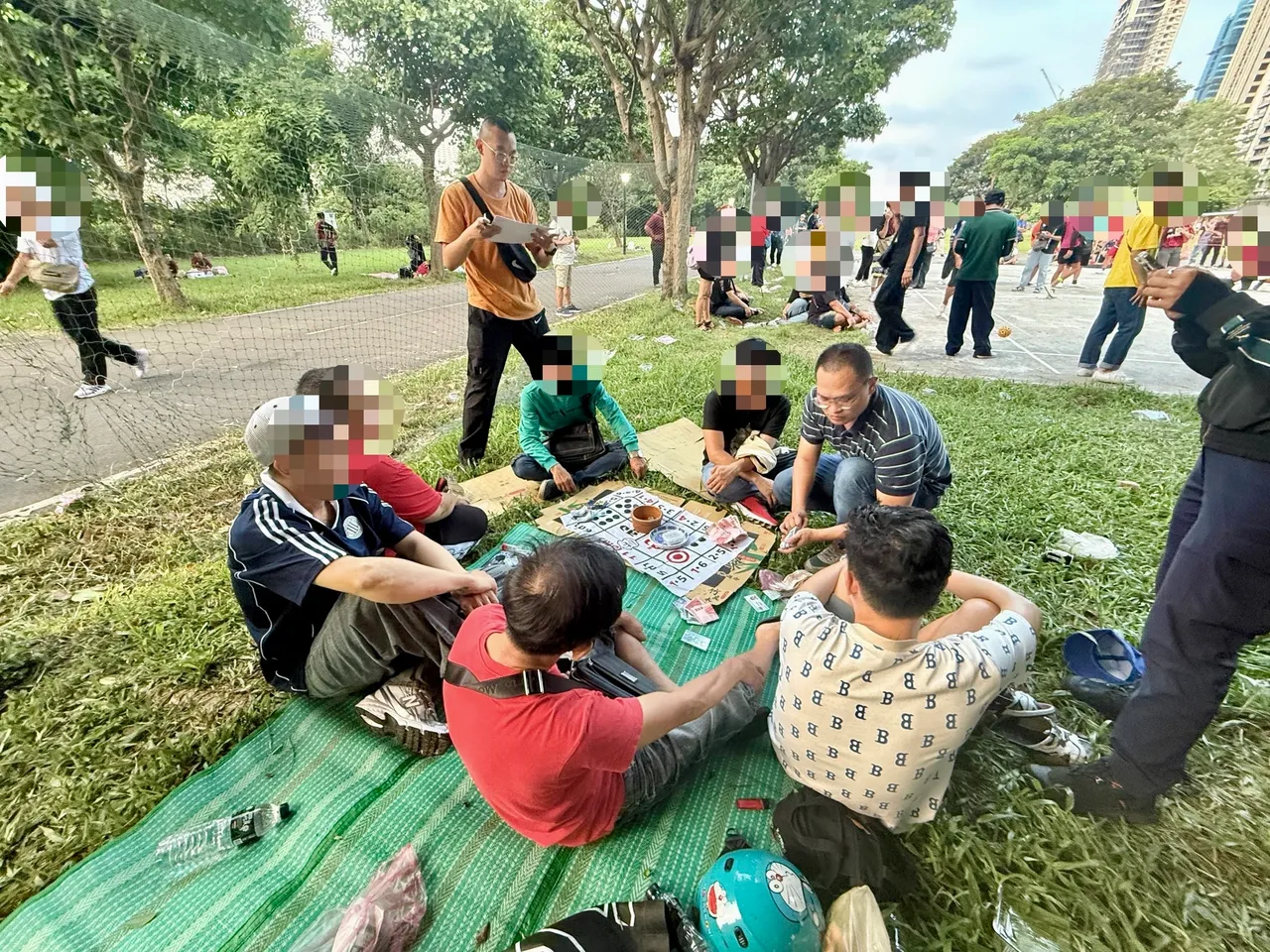 泰籍移工打完球在附近绿地聚赌。警方提供