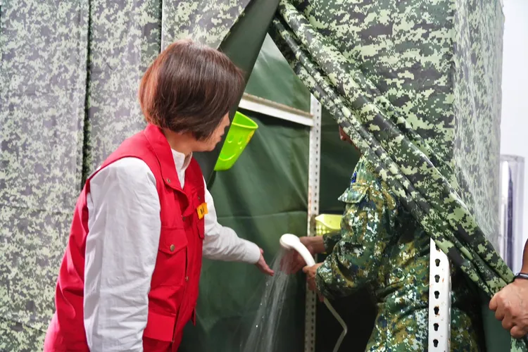 周春米縣長赴原鄉慰問預防性撤離民眾。翻攝畫面