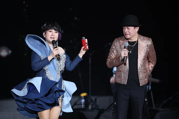 康康驚喜為周思潔站台。彭欣偉攝