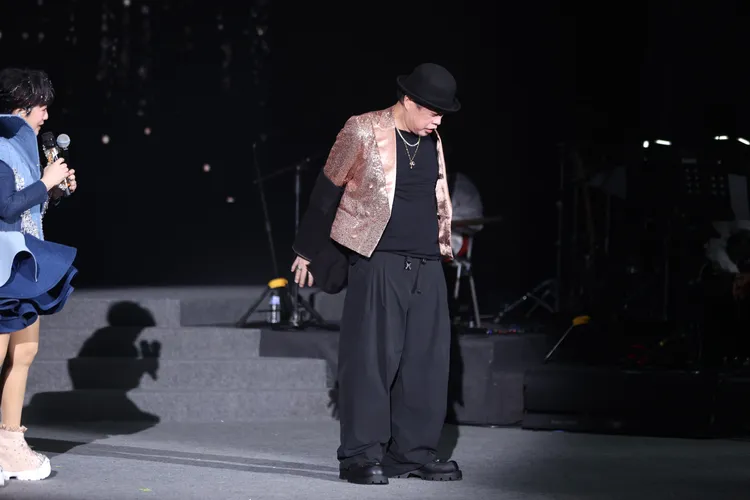 康康在台上換裝。彭欣偉攝