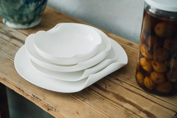 伊登強化瓷折邊白系列，邊緣微微卷起的褶邊線條由手工捏製而成，不僅讓餐盤看起來更有層次，也提升了端盤時的握持舒適度。業者提供