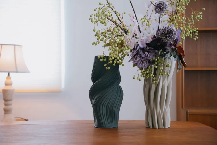 查莉 3D 雕塑感陶瓷花器使用 3D 列印打造，具備陶瓷的樸實質感卻更輕巧好移動。業者提供