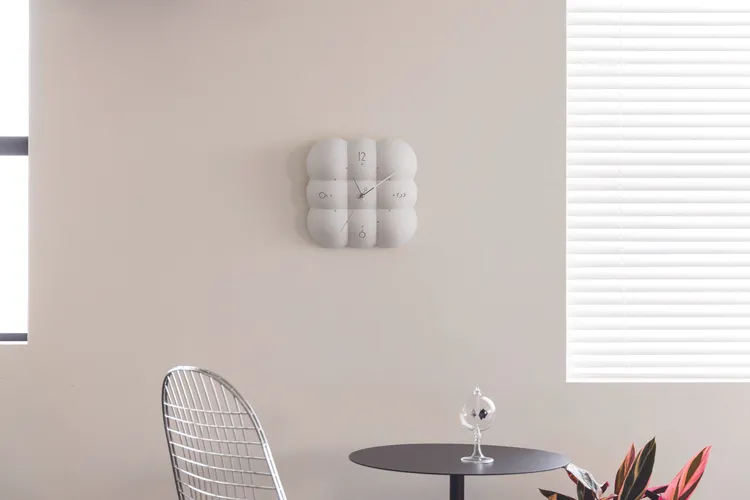 HOLA獨家代理來自日本的家飾品牌 INTERFORM，Muffy壁鐘造型圓潤可愛，宛如雲朵、棉花糖，或剛出爐的麵包。業者提供