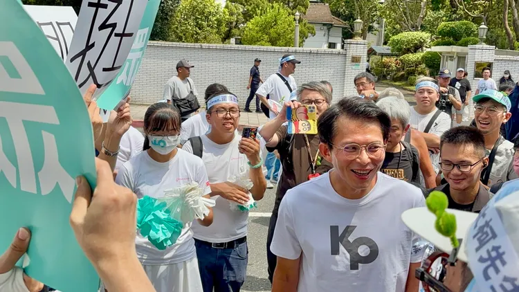 民眾黨主席黃國昌於北檢外與小草喊話。邱筠媜攝