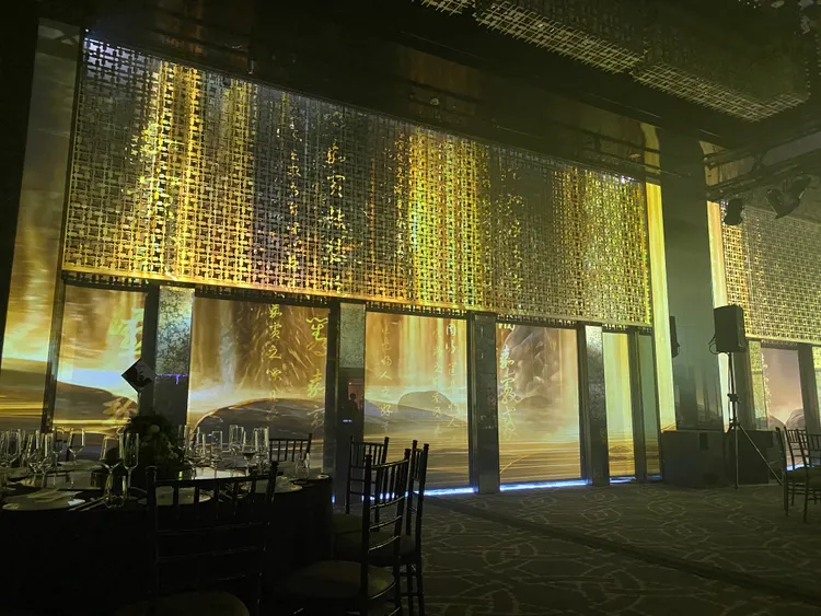 今年麗晶之夜現場以270度環繞式投影呈現《詩經 小雅 鹿鳴》等作品。莊偉祺攝