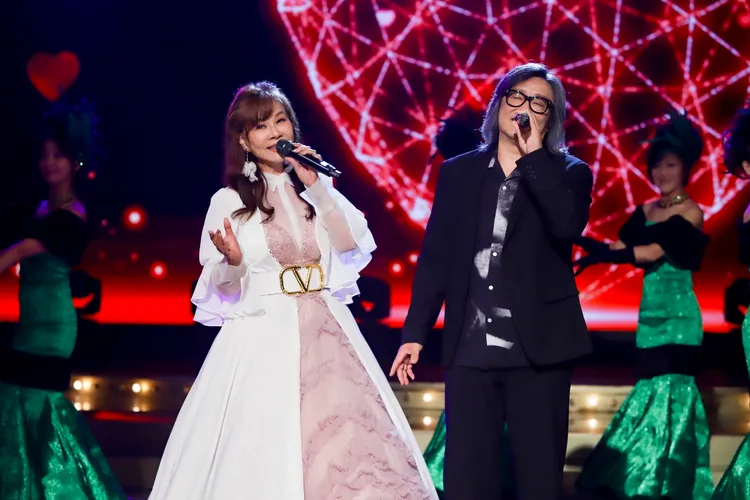 龍千玉（左）和施文彬合唱。民視提供