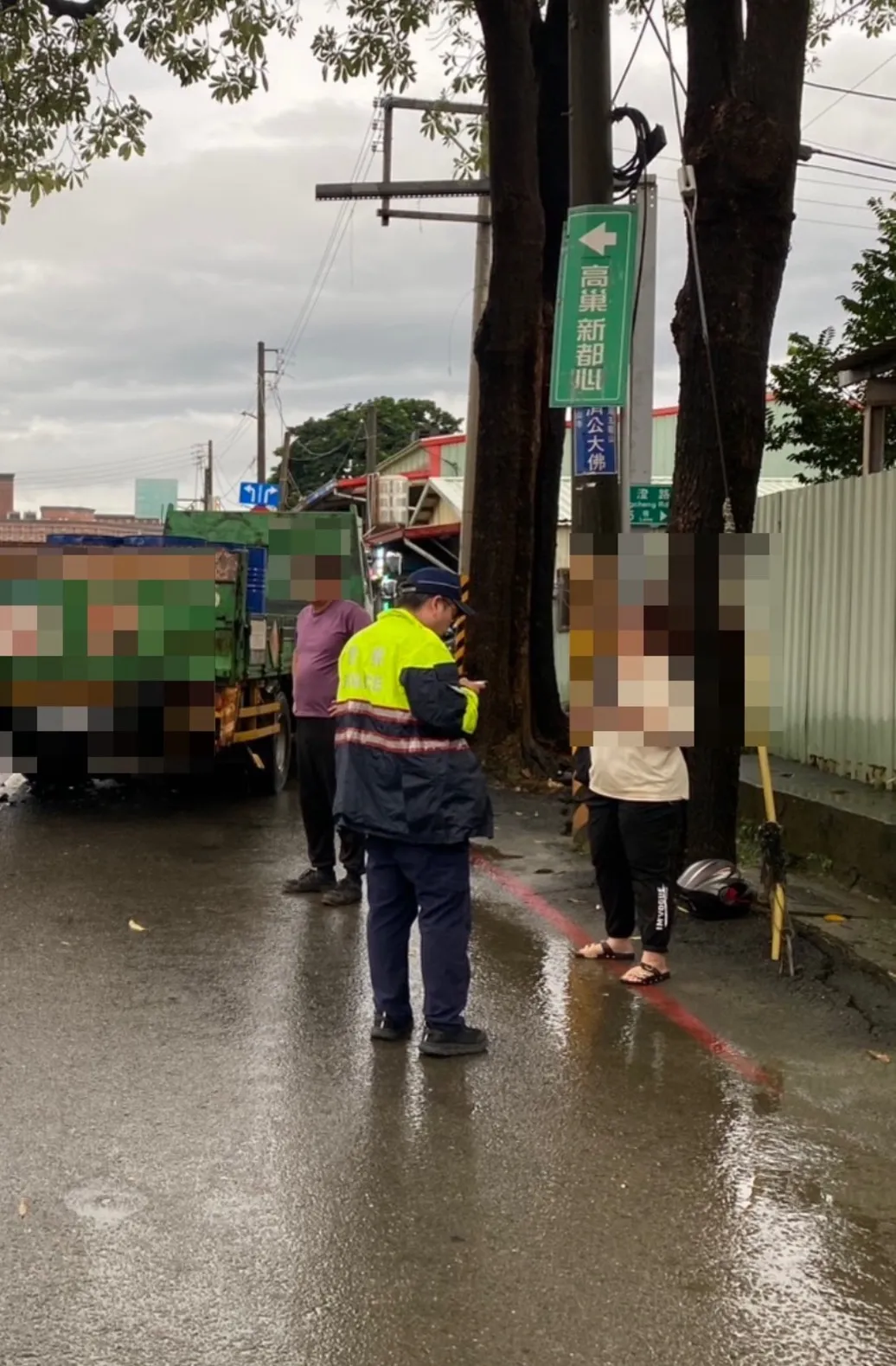 女大生一度卡在货车下方。翻摄画面