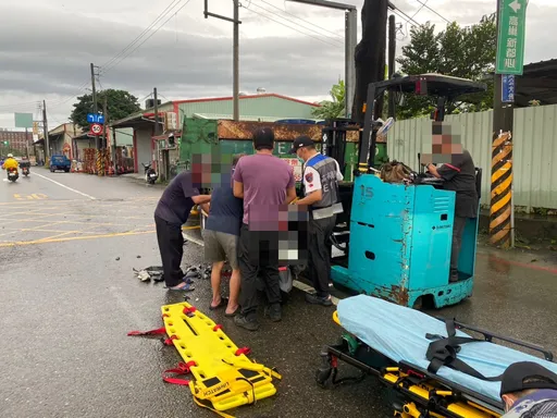 女大生未注意車前狀況!機車追撞轉彎大貨車卡車底 路人急開堆高車撐起
