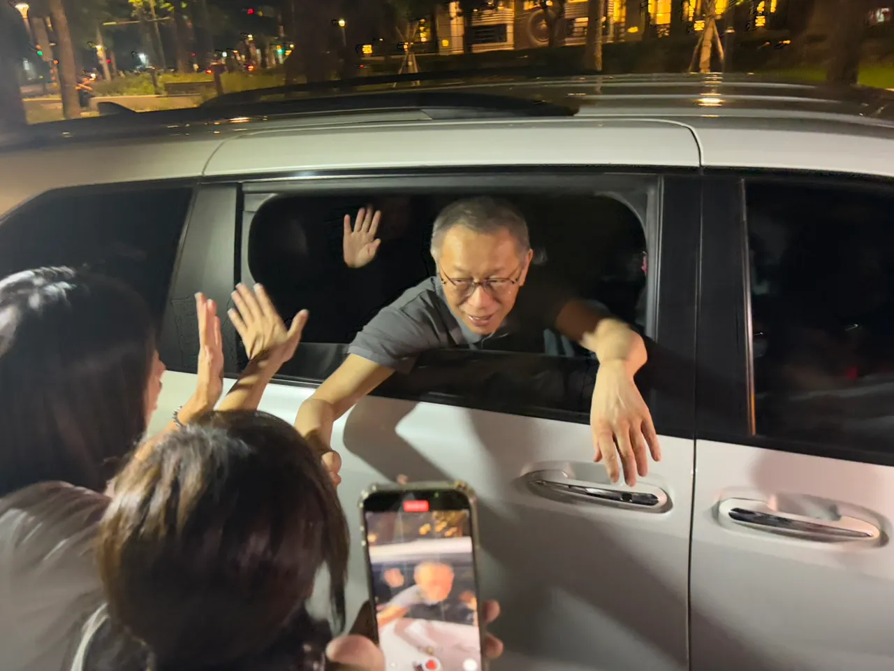 民众党前主席柯文哲与支持者握手。邱筠媜摄