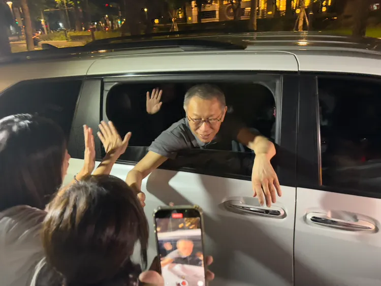 民眾黨前主席柯文哲與支持者握手。邱筠媜攝