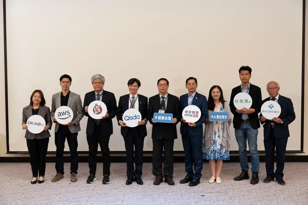 佳世达「健康台湾 AI/数位孪生 引领智慧健康新模式」论坛,邀请包含联新国际医院(右起)、优照护、台北医学大学、达宣智慧、台湾医务管理学会、佳世达、数位转型学院、AWS和浚鸿数据等专家,共同探讨智慧健康产业所面临的挑战与机会,左四为佳世达智能方案事业群总经理曾文兴。佳世达提供