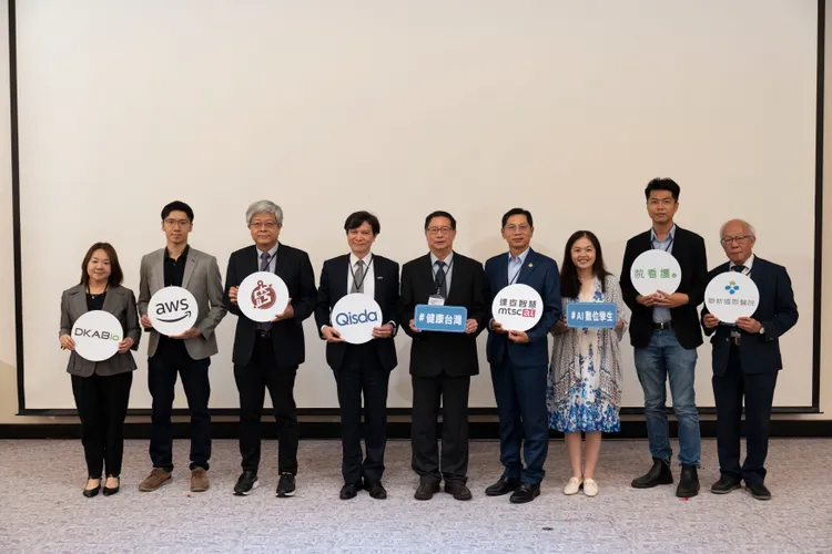 佳世達「健康台灣 AI/數位孿生 引領智慧健康新模式」論壇，邀請包含聯新國際醫院(右起)、優照護、臺北醫學大學、達宣智慧、台灣醫務管理學會、佳世達、數位轉型學院、AWS和浚鴻數據等專家，共同探討智慧健康產業所面臨的挑戰與機會，左四為佳世達智能方案事業群總經理曾文興。佳世達提供