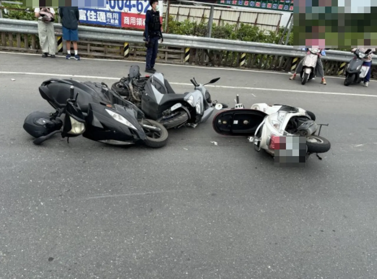 骑士闯红灯自摔,还波及2部机车。翻摄画面