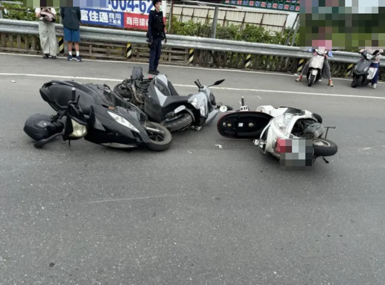 騎士闖紅燈自摔，還波及2部機車。翻攝畫面