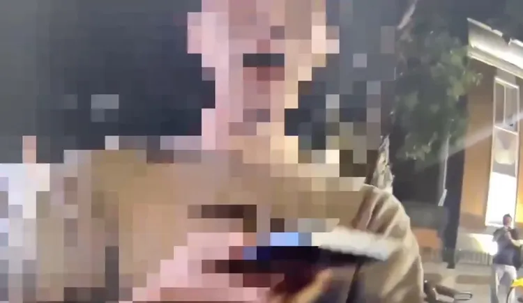 韓國籍柳姓男子因「旭日旗」而當街打人，警方到場卻不斷裝傻，喊著我要回家。翻攝畫面