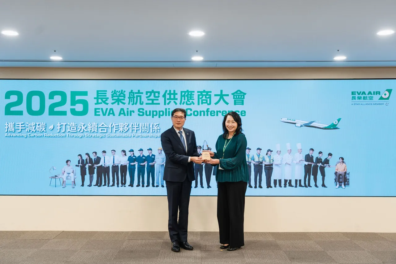 長榮航空首席副總經理廖至維(左)頒第1名獎牌給HACTL香港空運貨站有限公司代表。長榮航空提供