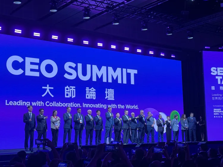 圖左至由分別為英飛凌執行長 Jochen Hanebeck、SEMI全球董事會主席吳田玉、TSIA理事長侯永清、Tenstorrent執行長Jim Keller。呂承哲攝